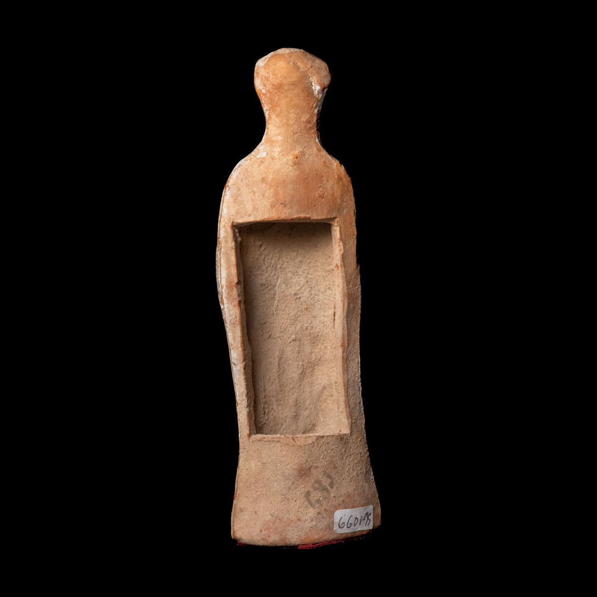 Statuette de Koré  debout ancien numéro 585 à l’arrière thumbnail 10