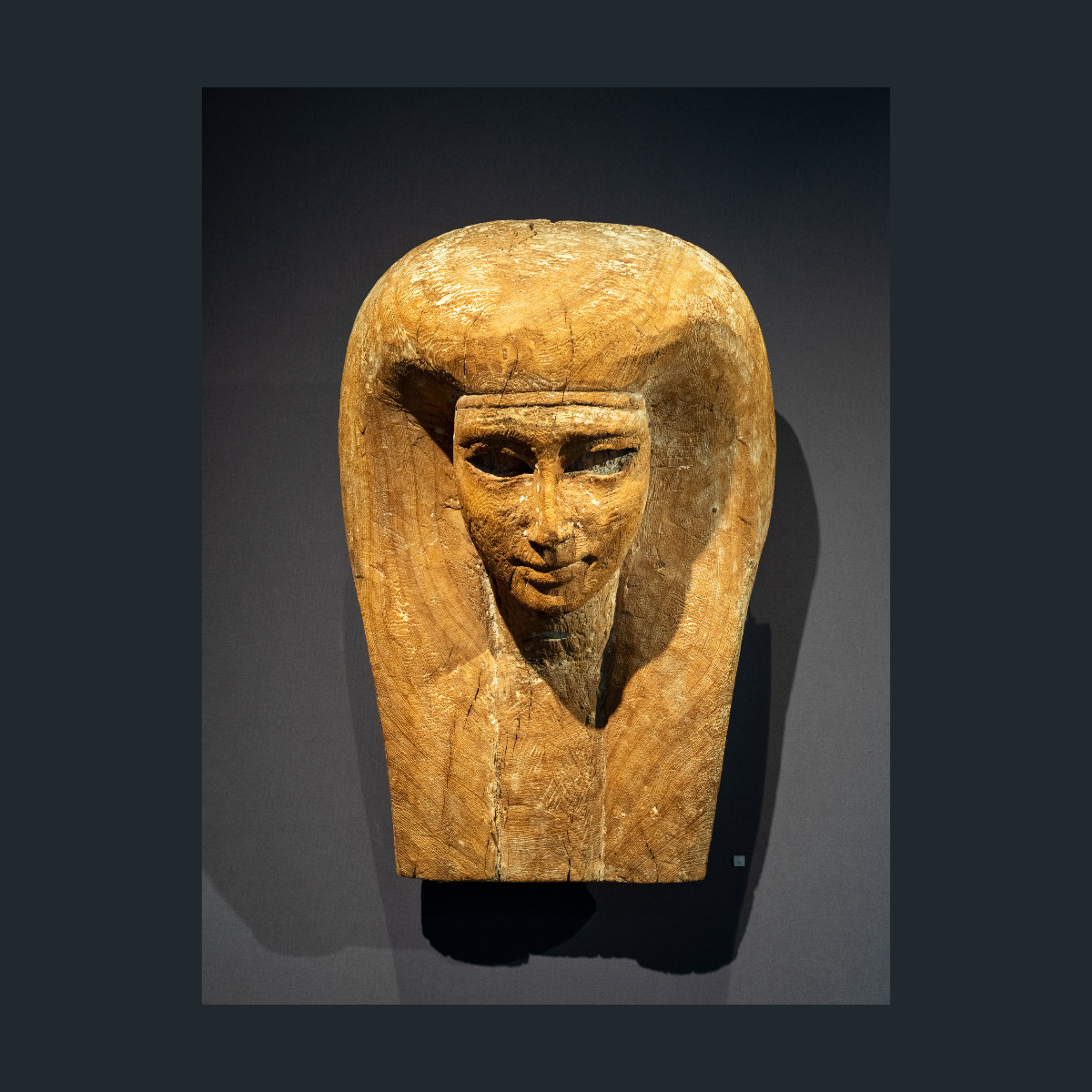 Partie supérieure de sarcophage anthropomorphe thumbnail 3