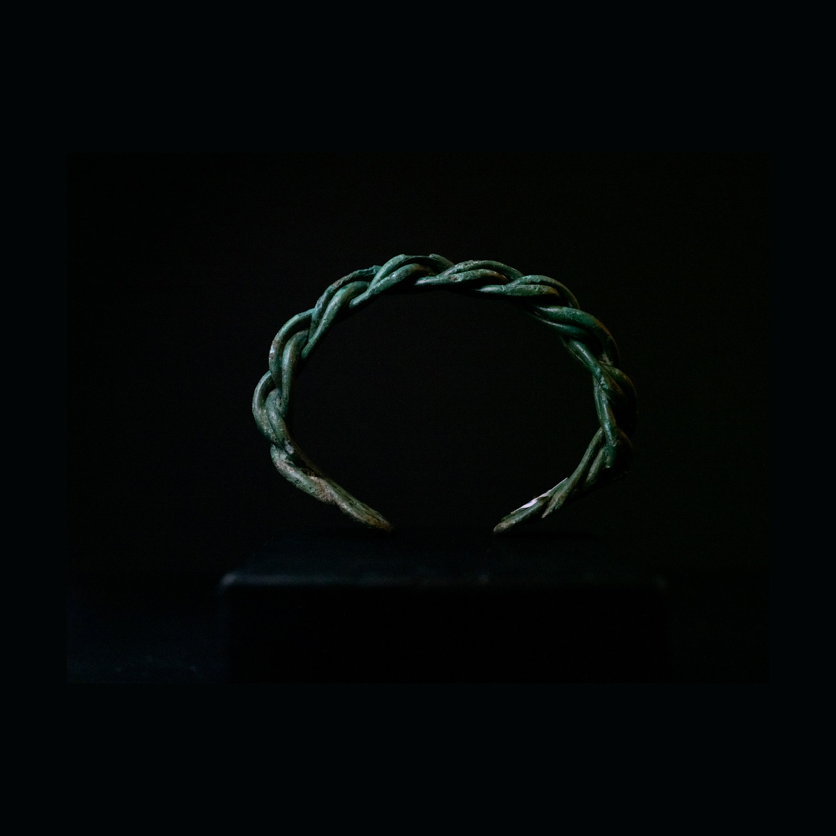 Bracelet penannulaire torsadé de l'époque viking