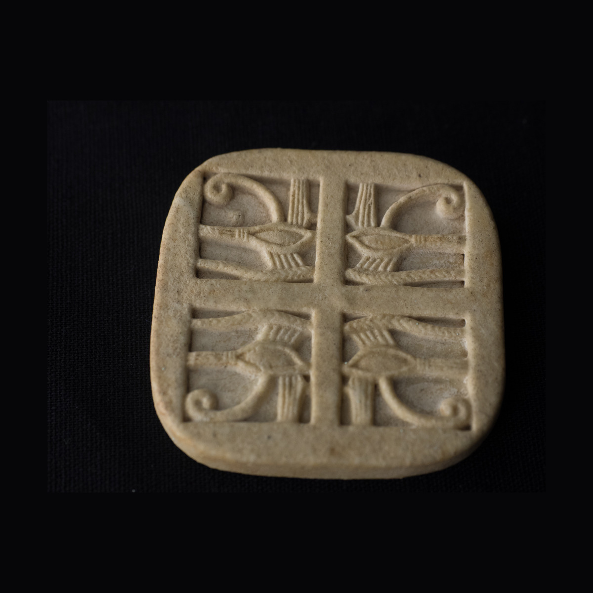 Plaquette gravée de quatre yeux oudjat