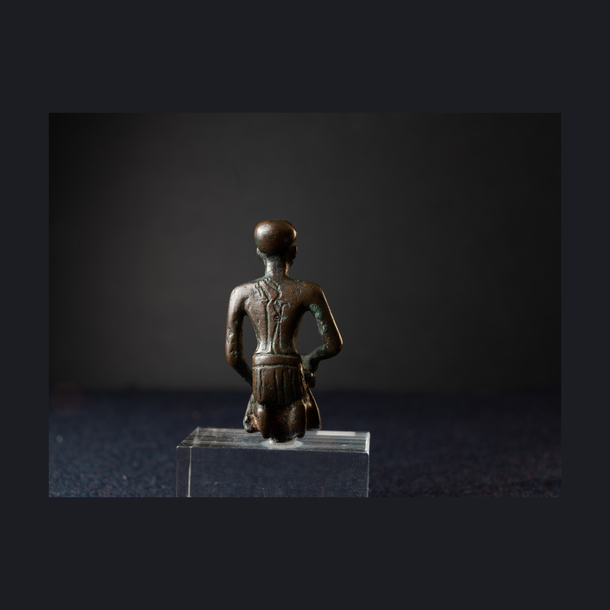 Figure de prêtre agenouillé en libation thumbnail 2
