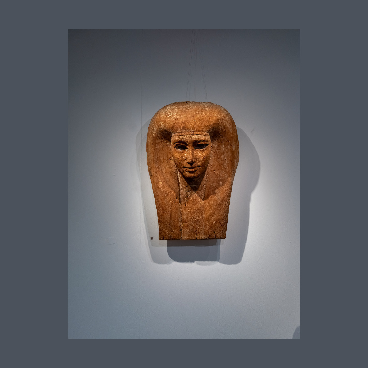 Partie supérieure de sarcophage anthropomorphe thumbnail 2