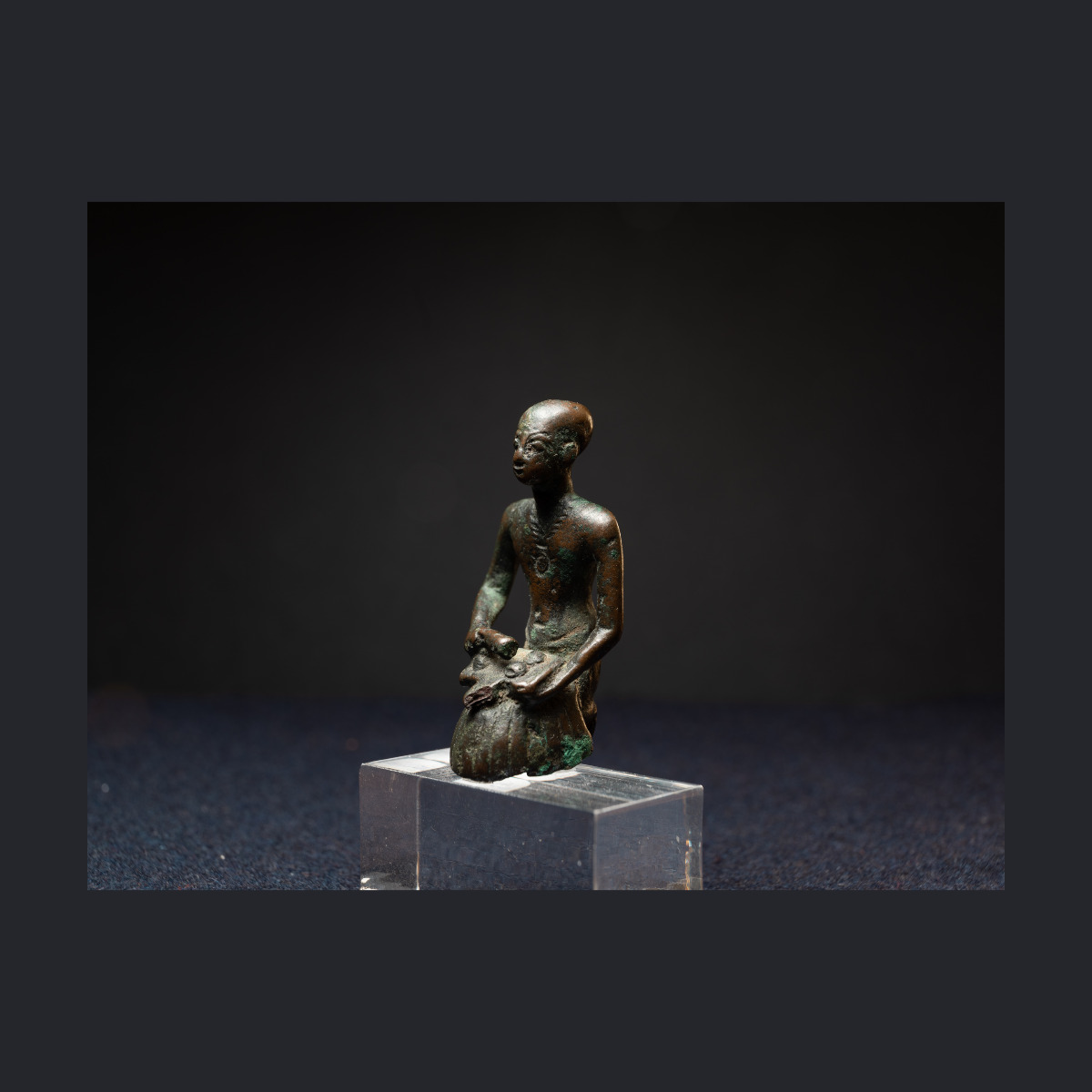 Figure de prêtre agenouillé en libation thumbnail 6