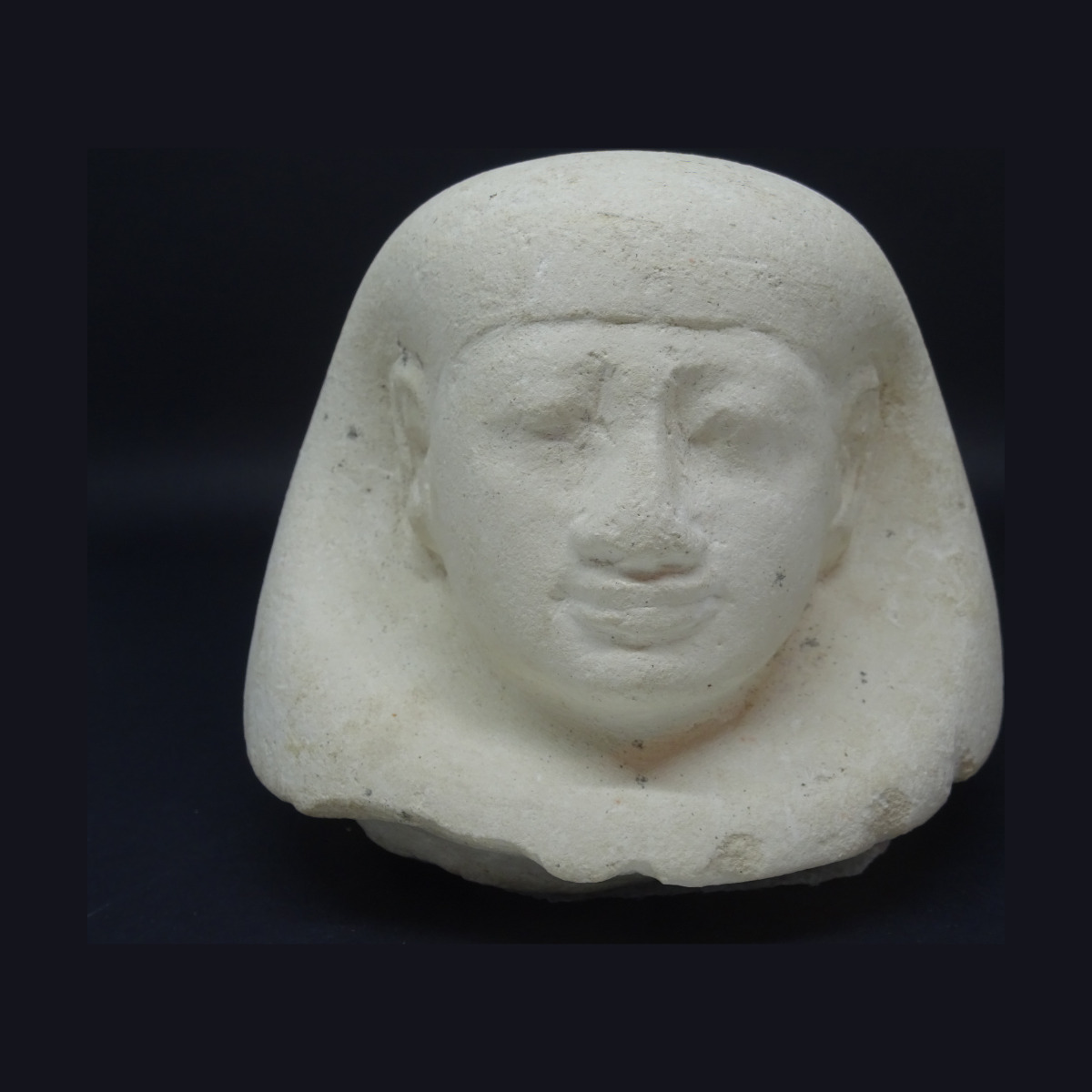 Bouchon de vase canope représentant un des quatre fils d' Horus, doté d'une tête d'homme, Amset thumbnail 3