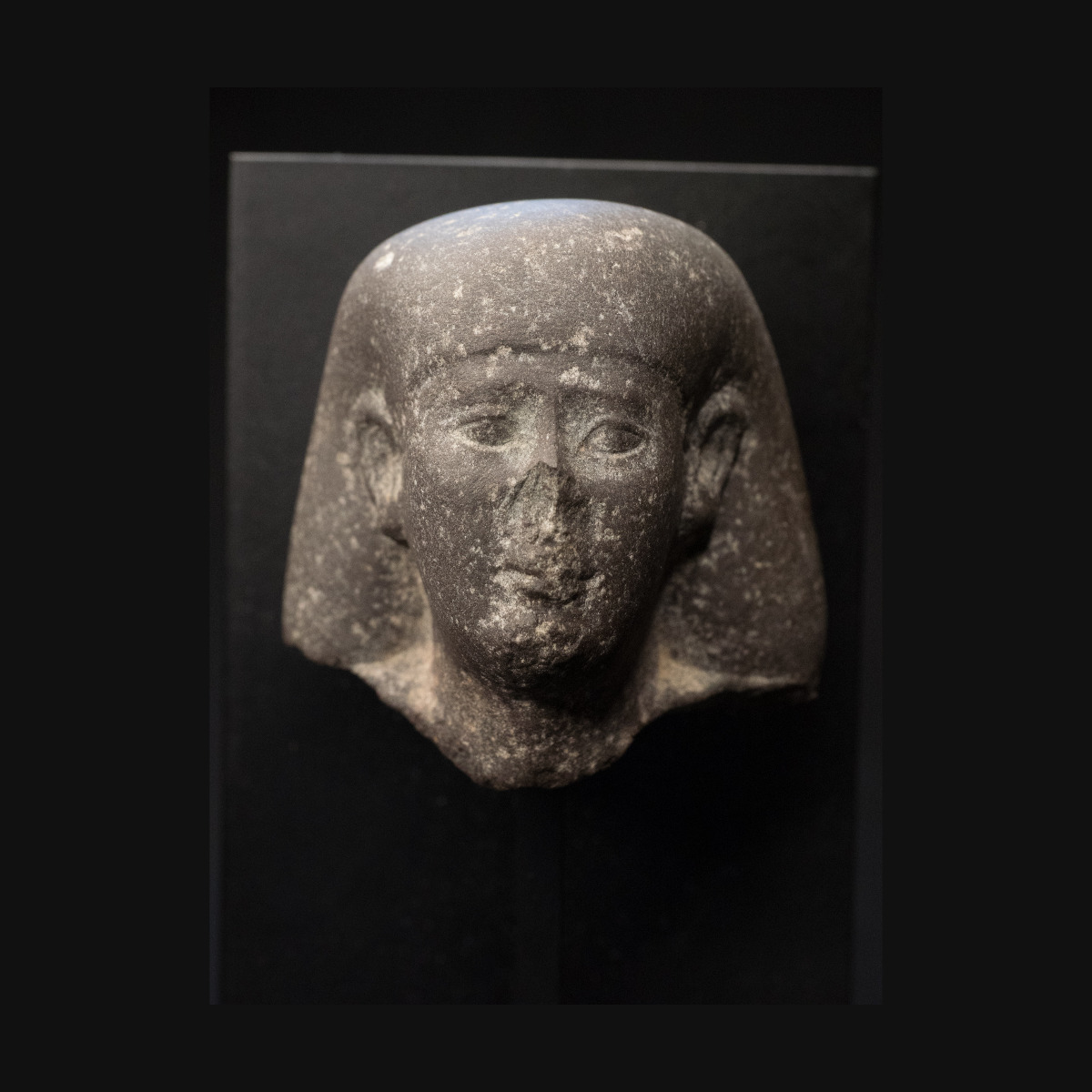 Tête de statue masculine