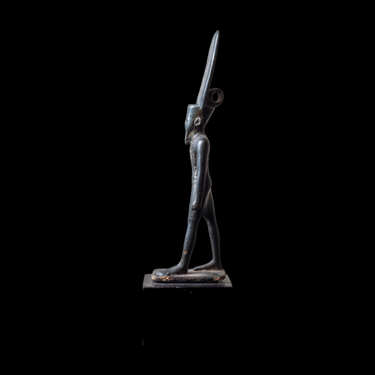 Statuette votive représentant le dieu Amon thumbnail 5