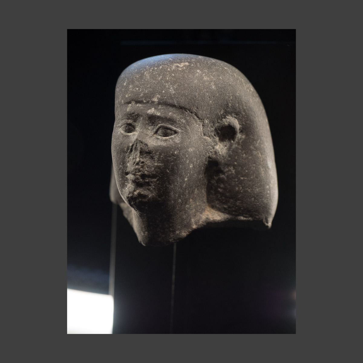 Tête de statue masculine thumbnail 3