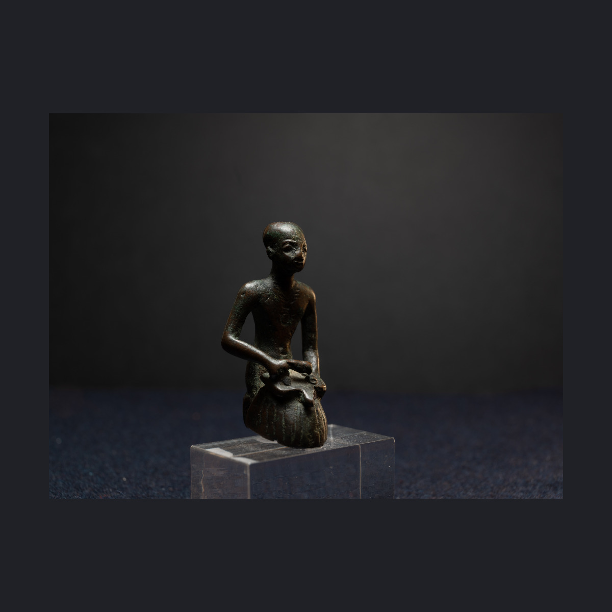 Figure de prêtre agenouillé en libation thumbnail 8