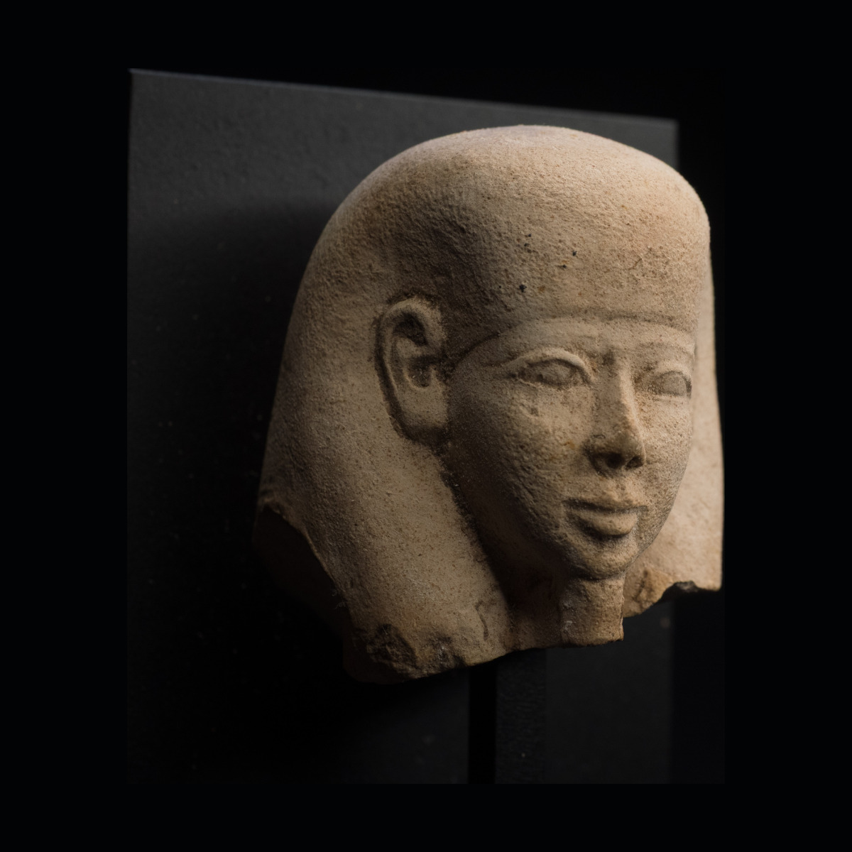 Tête de statue probablement d'un oushebti ?