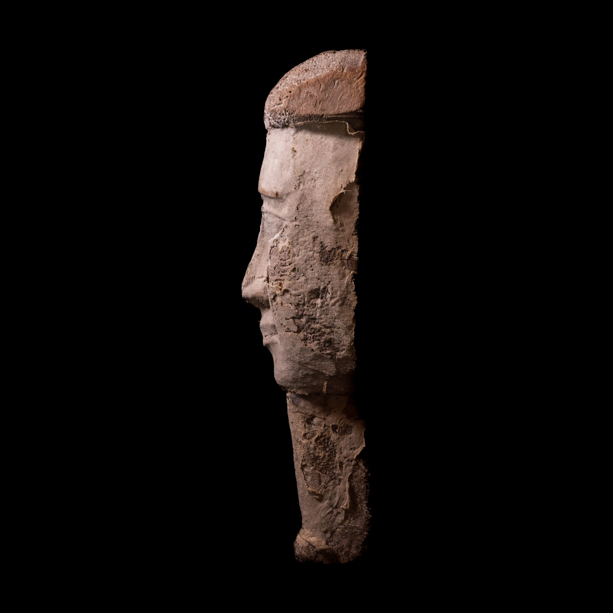Masque de sarcophage anthropomorphe portant la barbe postiche thumbnail 4