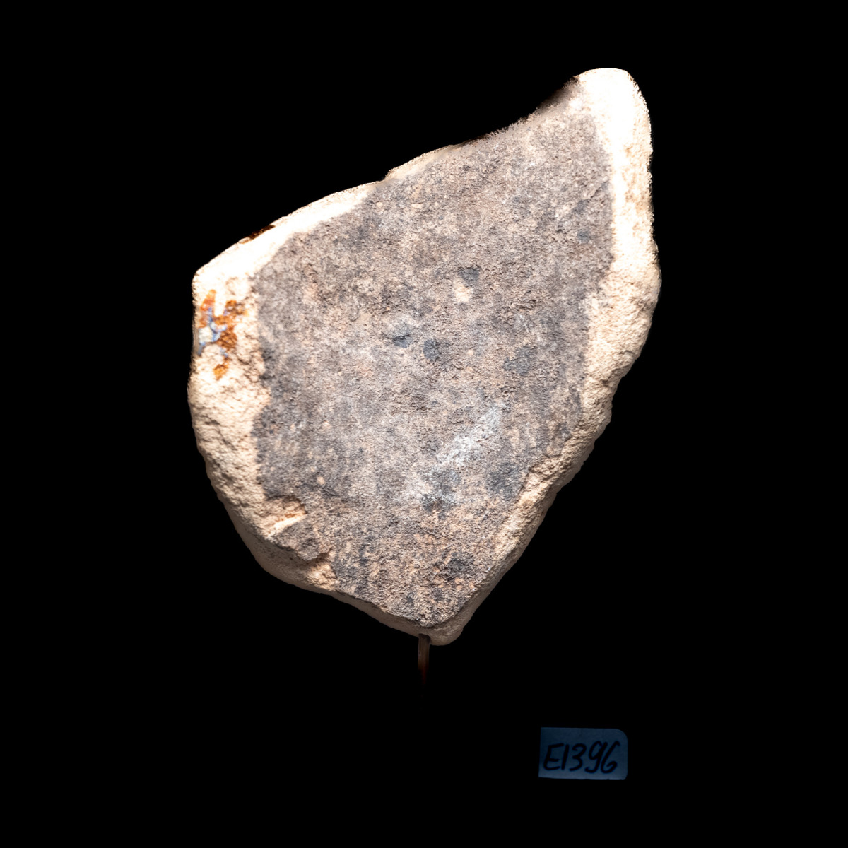 Fragment de vase à décor peint d’une tête divine thumbnail 2