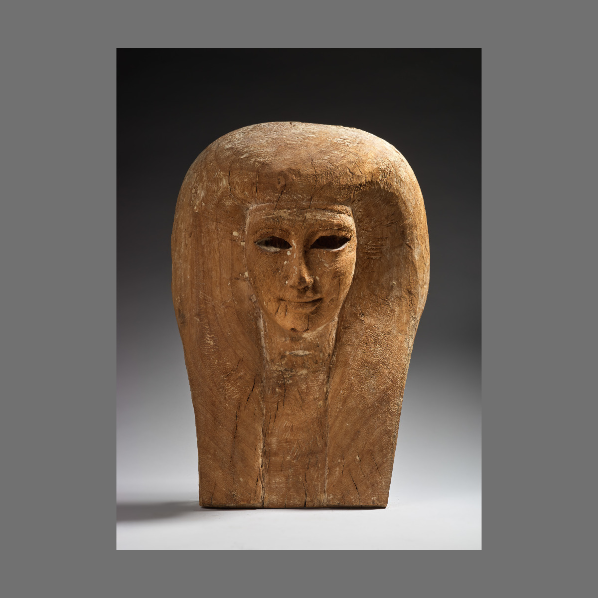 Partie supérieure de sarcophage anthropomorphe