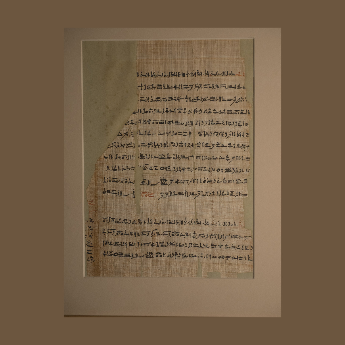 Page de papyrus inscrite d’un texte en caractères hiératiques sur quinze lignes