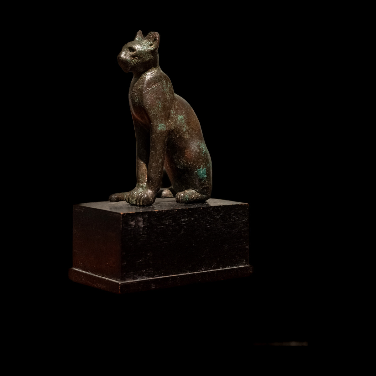 Statue de chatte assise, Bastet