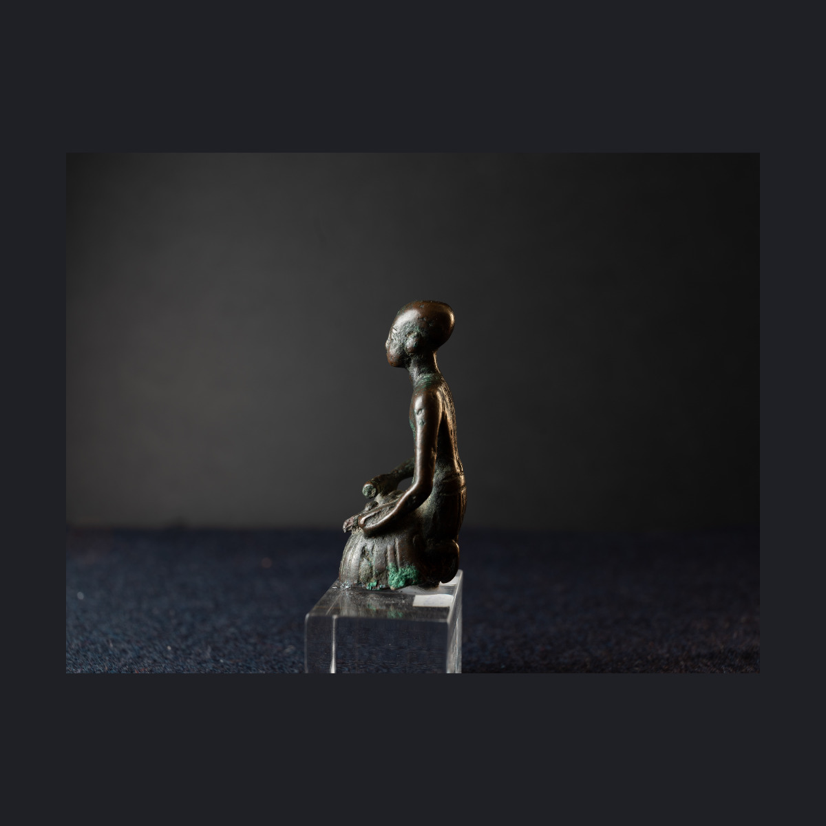 Figure de prêtre agenouillé en libation thumbnail 5