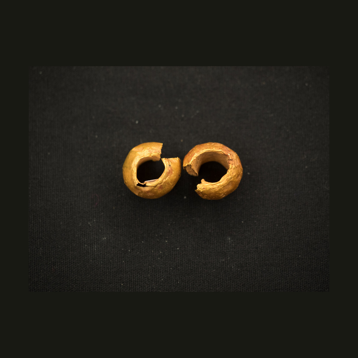 Lot composé de deux boucles de perruque