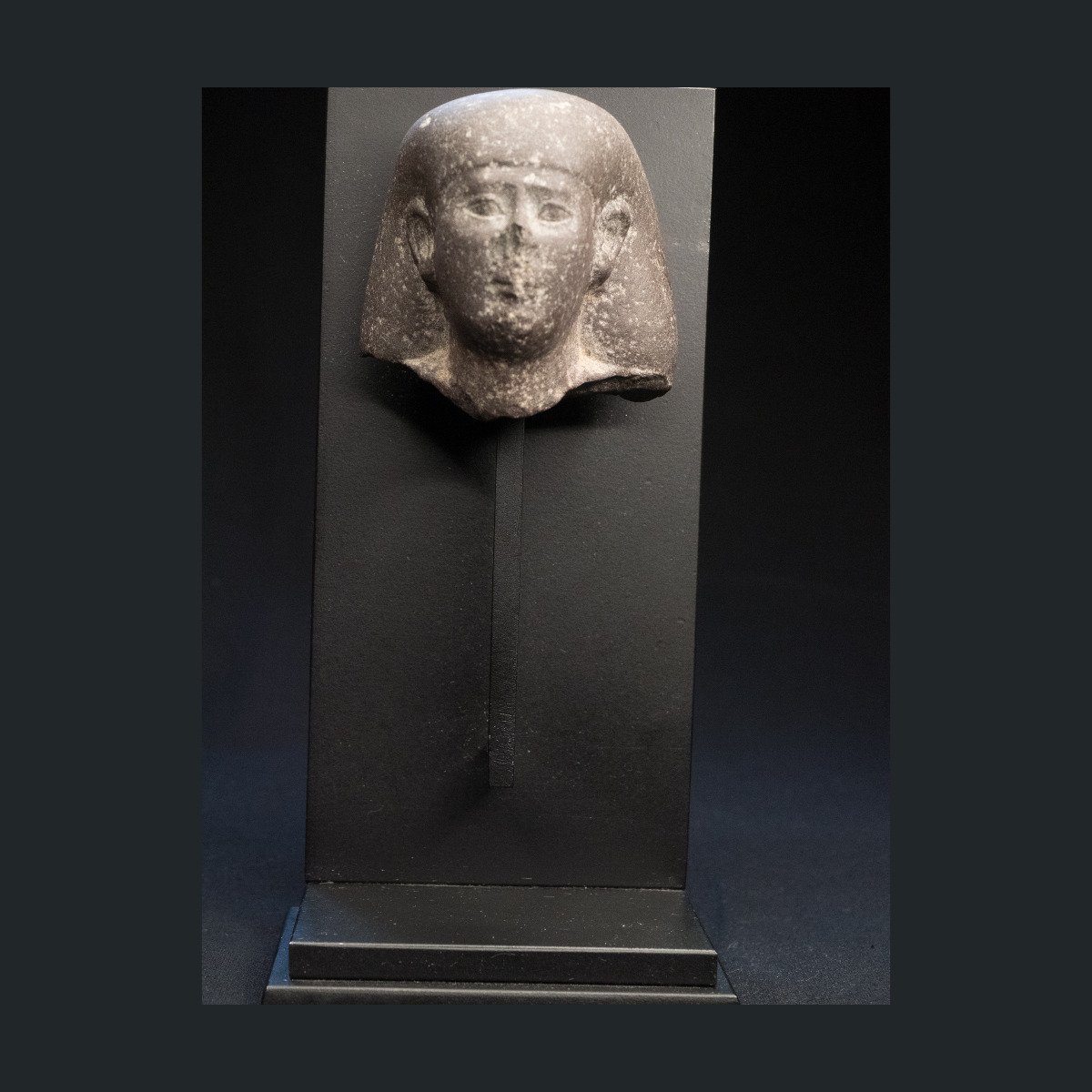 Tête de statue masculine thumbnail 5