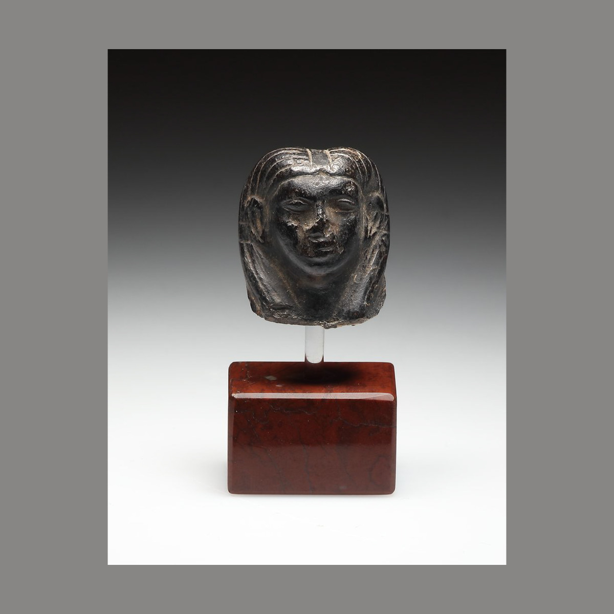 Tête de femme finement sculptée