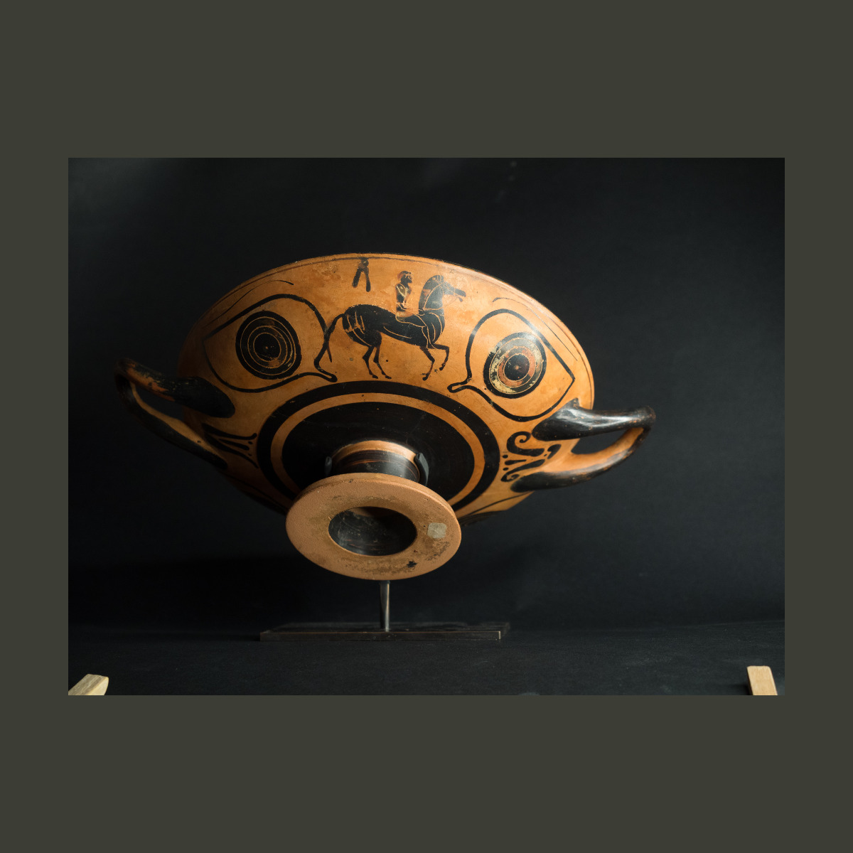 Kylix à figures noires décoré sur les deux faces thumbnail 4