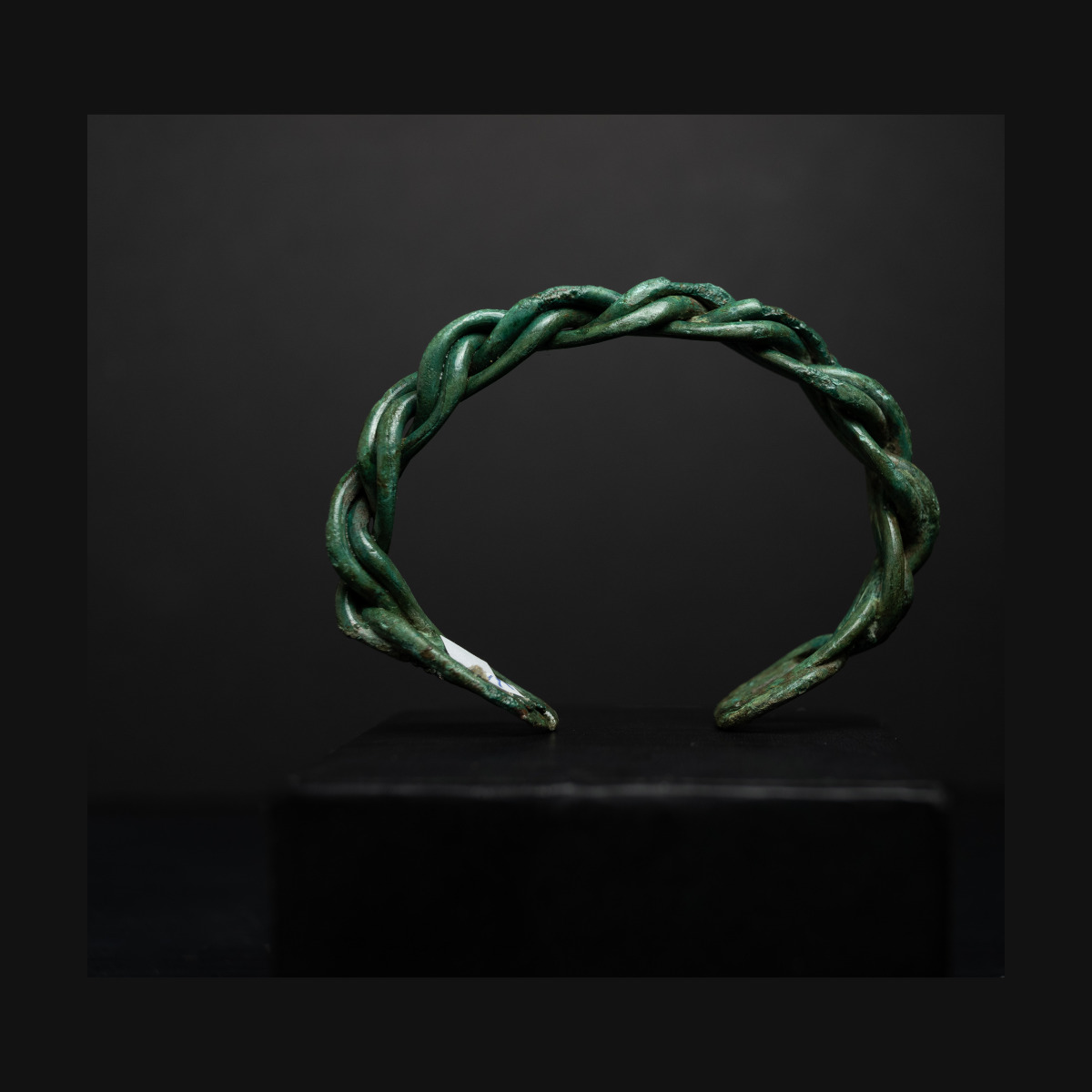 Bracelet penannulaire torsadé de l'époque viking thumbnail 2