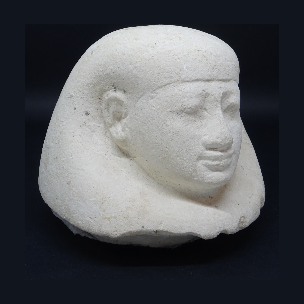 Bouchon de vase canope représentant un des quatre fils d' Horus, doté d'une tête d'homme, Amset