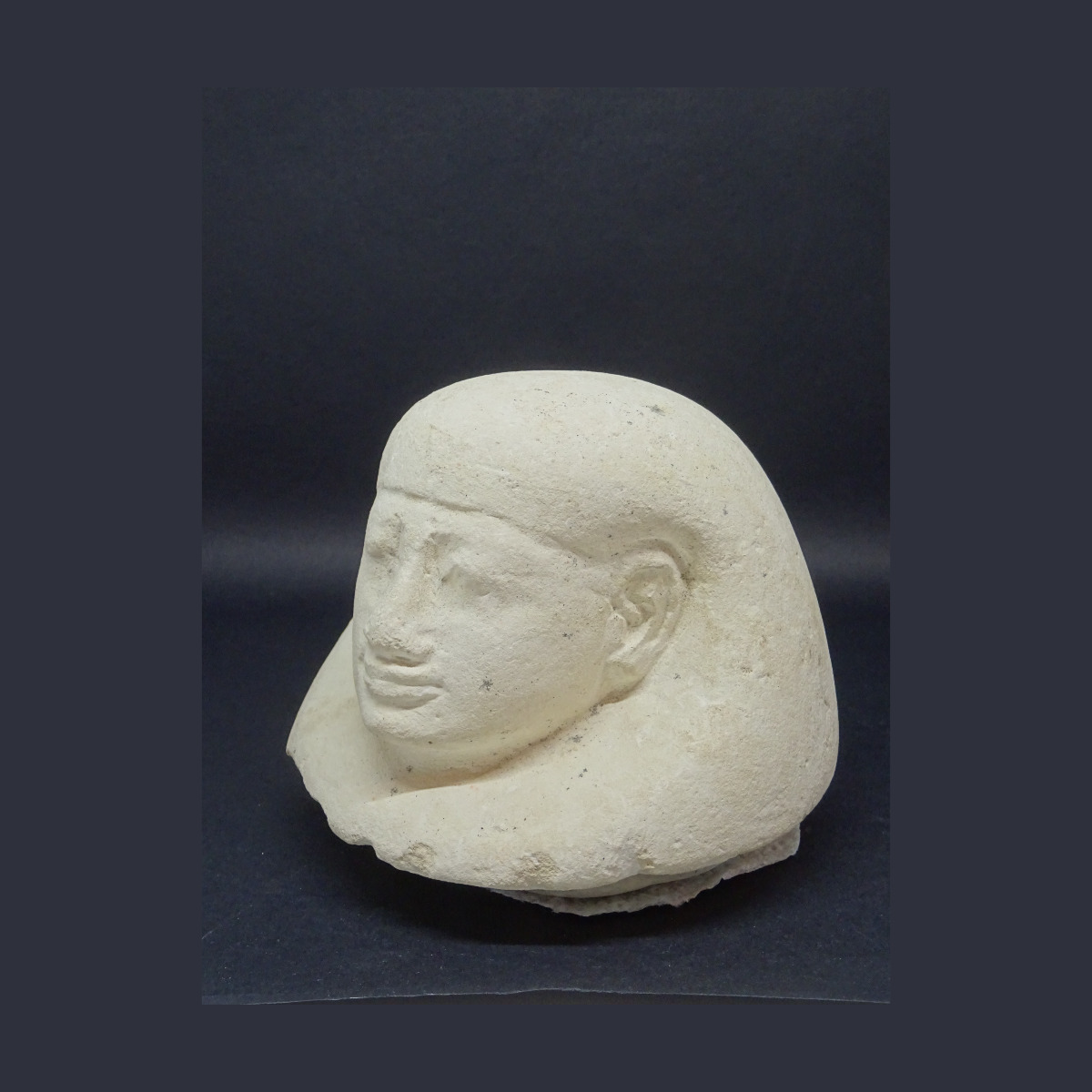 Bouchon de vase canope représentant un des quatre fils d' Horus, doté d'une tête d'homme, Amset thumbnail 2