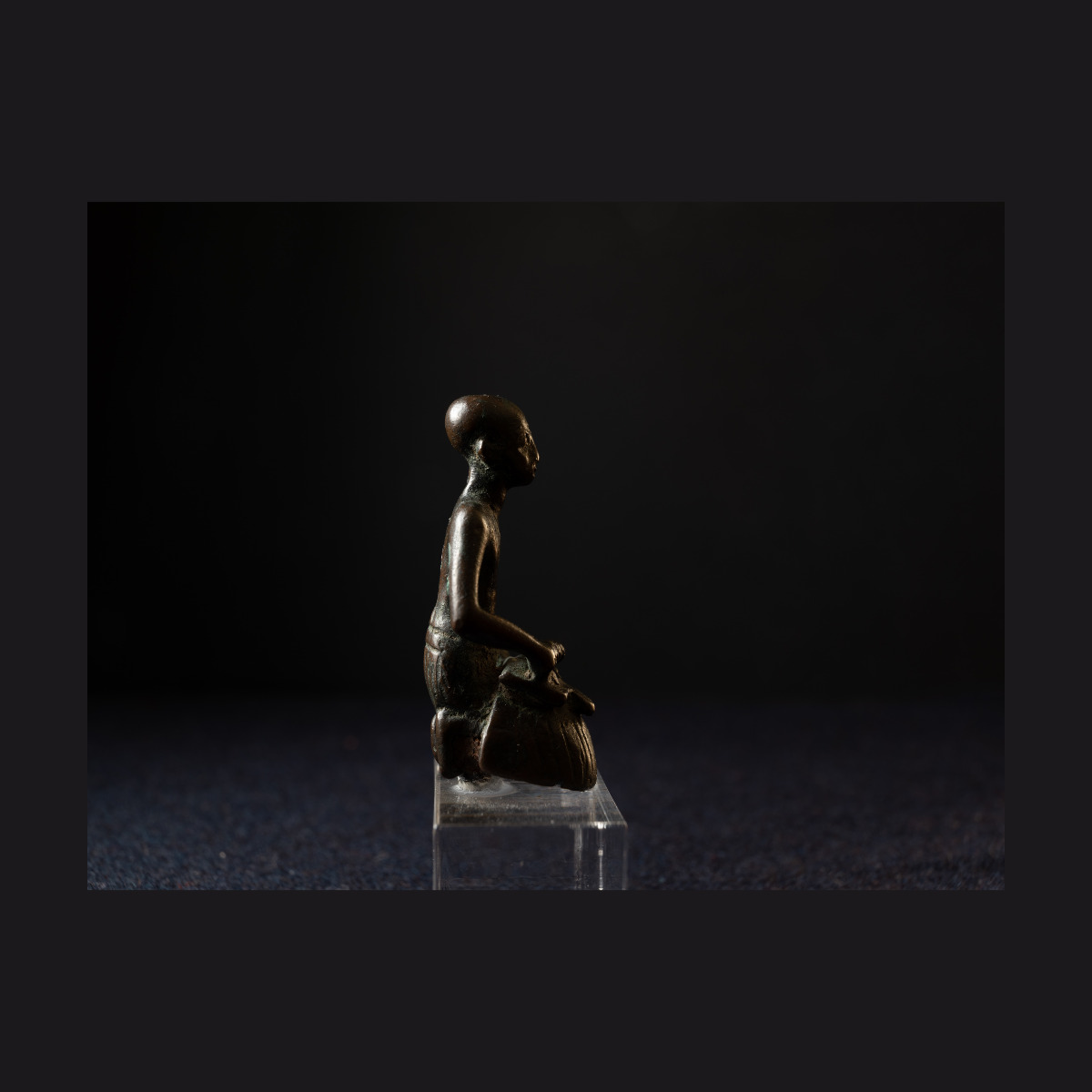 Figure de prêtre agenouillé en libation thumbnail 9