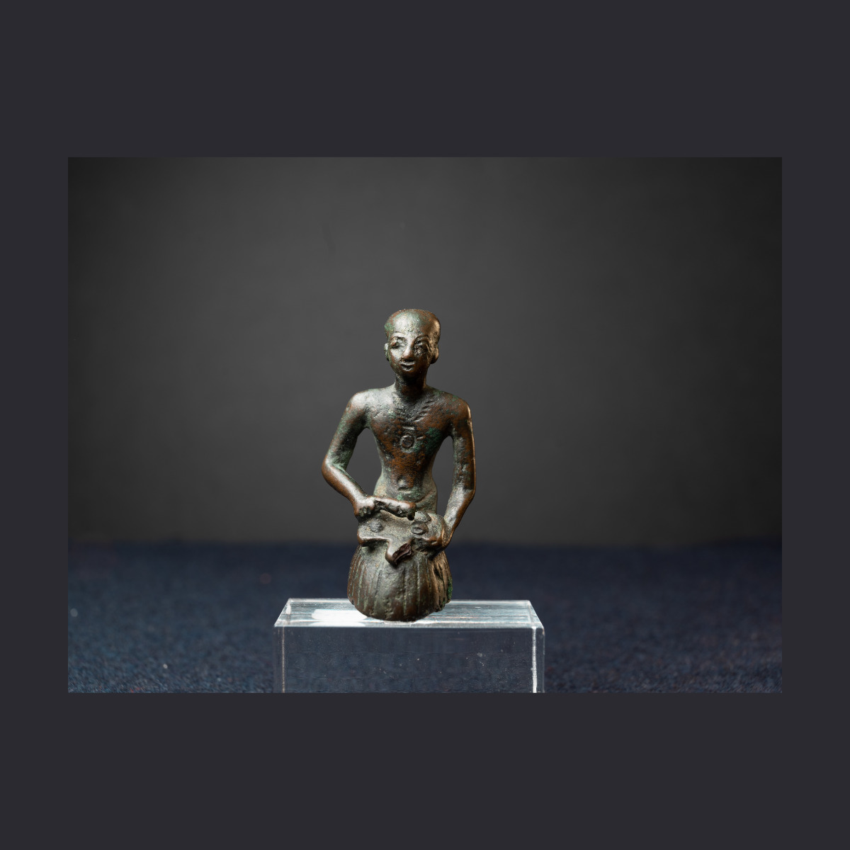 Figure de prêtre agenouillé en libation thumbnail 7
