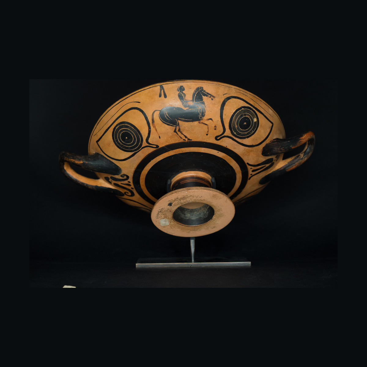 Kylix à figures noires décoré sur les deux faces