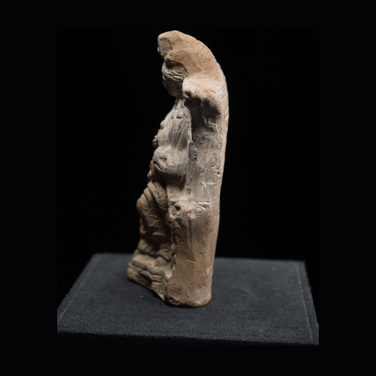 Statuette représentant une isis lactans assise sur un trône.Elle tient Harpocrate et lui tend son sein gauche. thumbnail 4