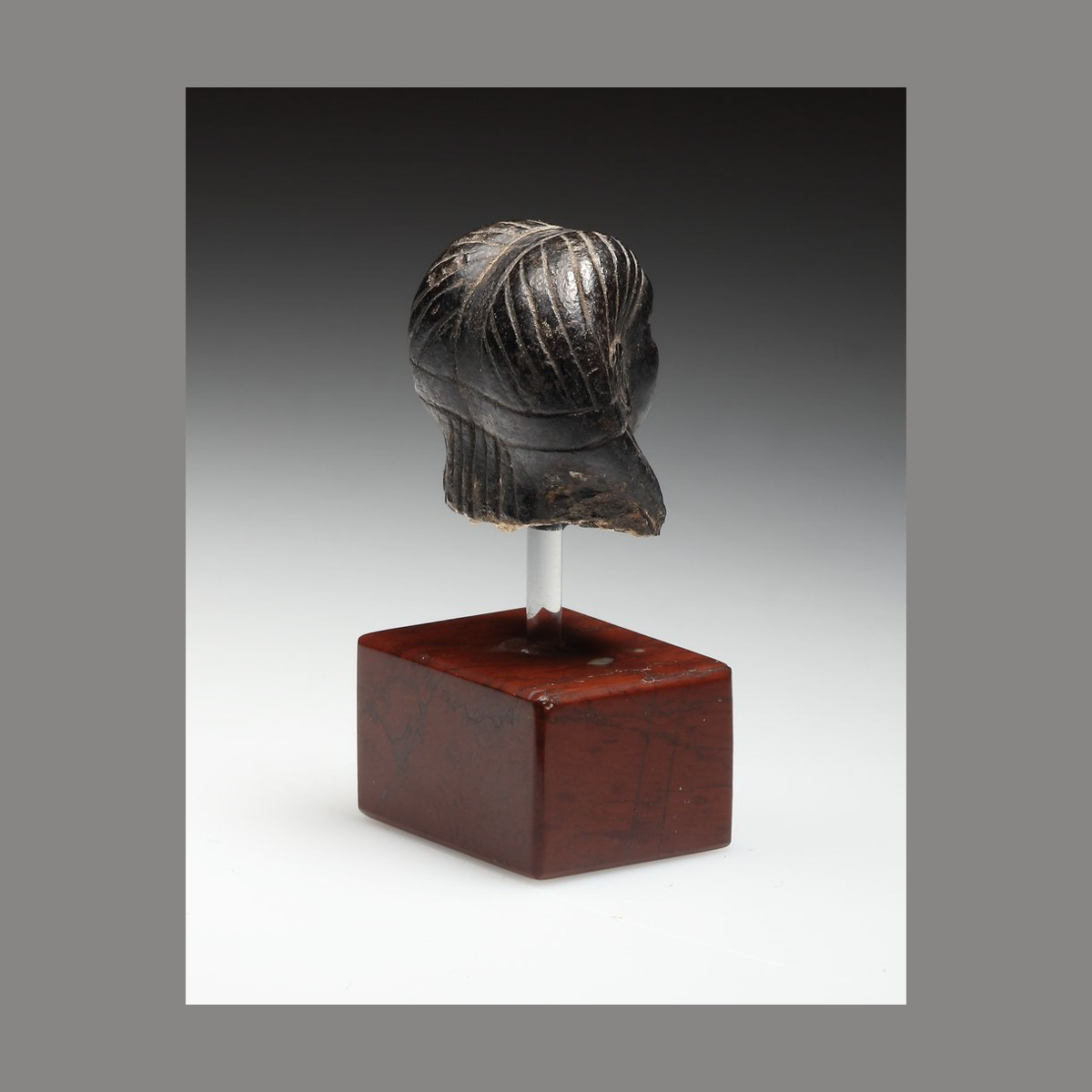 Tête de femme finement sculptée thumbnail 3