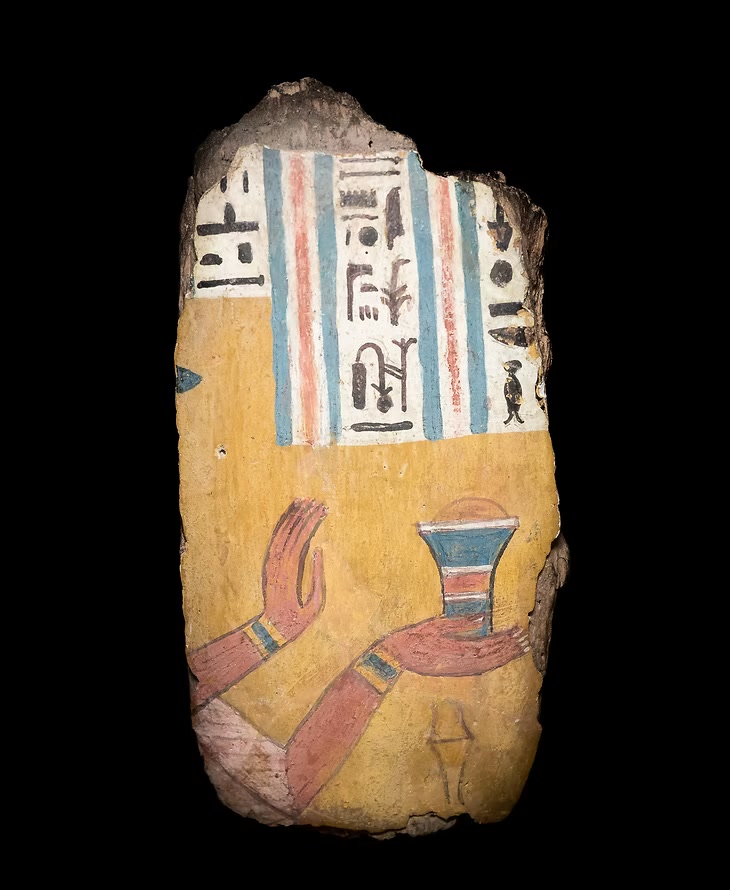 Fragment de cercueil en bois peint polychrome