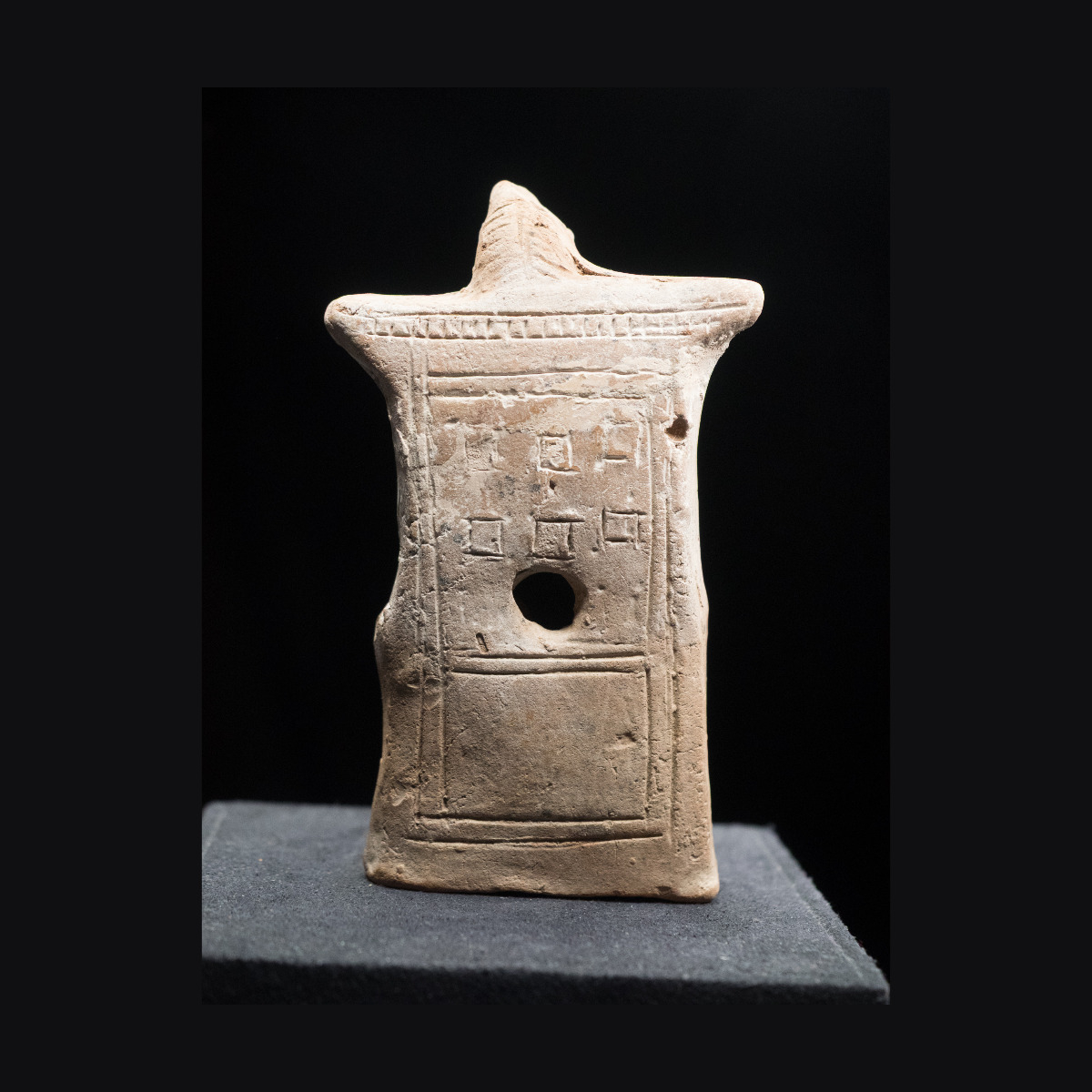 Statuette représentant une isis lactans assise sur un trône.Elle tient Harpocrate et lui tend son sein gauche. thumbnail 3