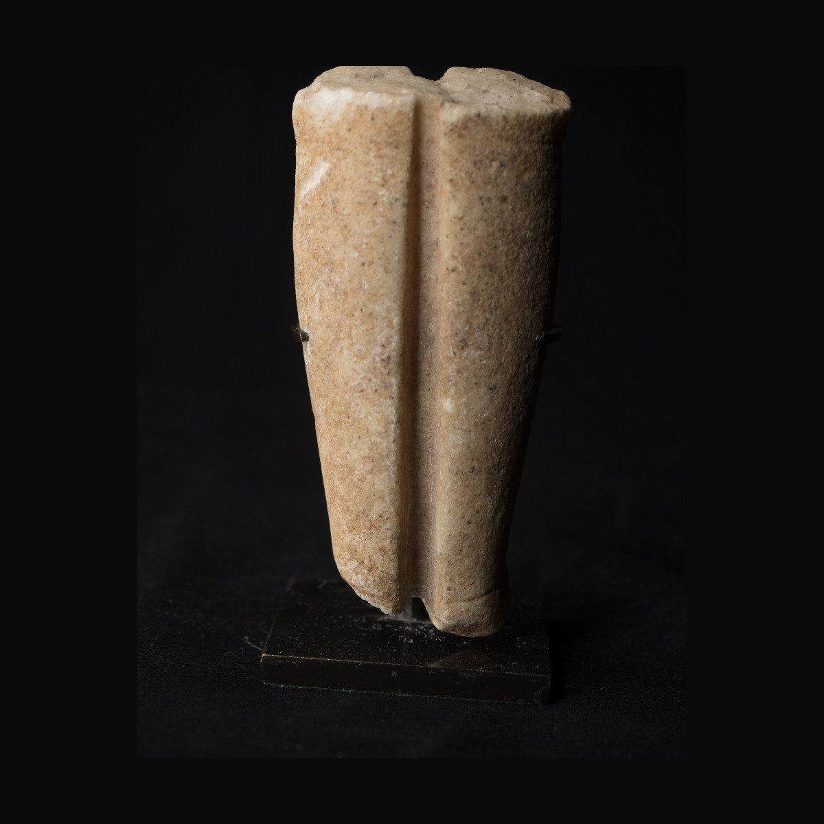Jambes de statue cycladique