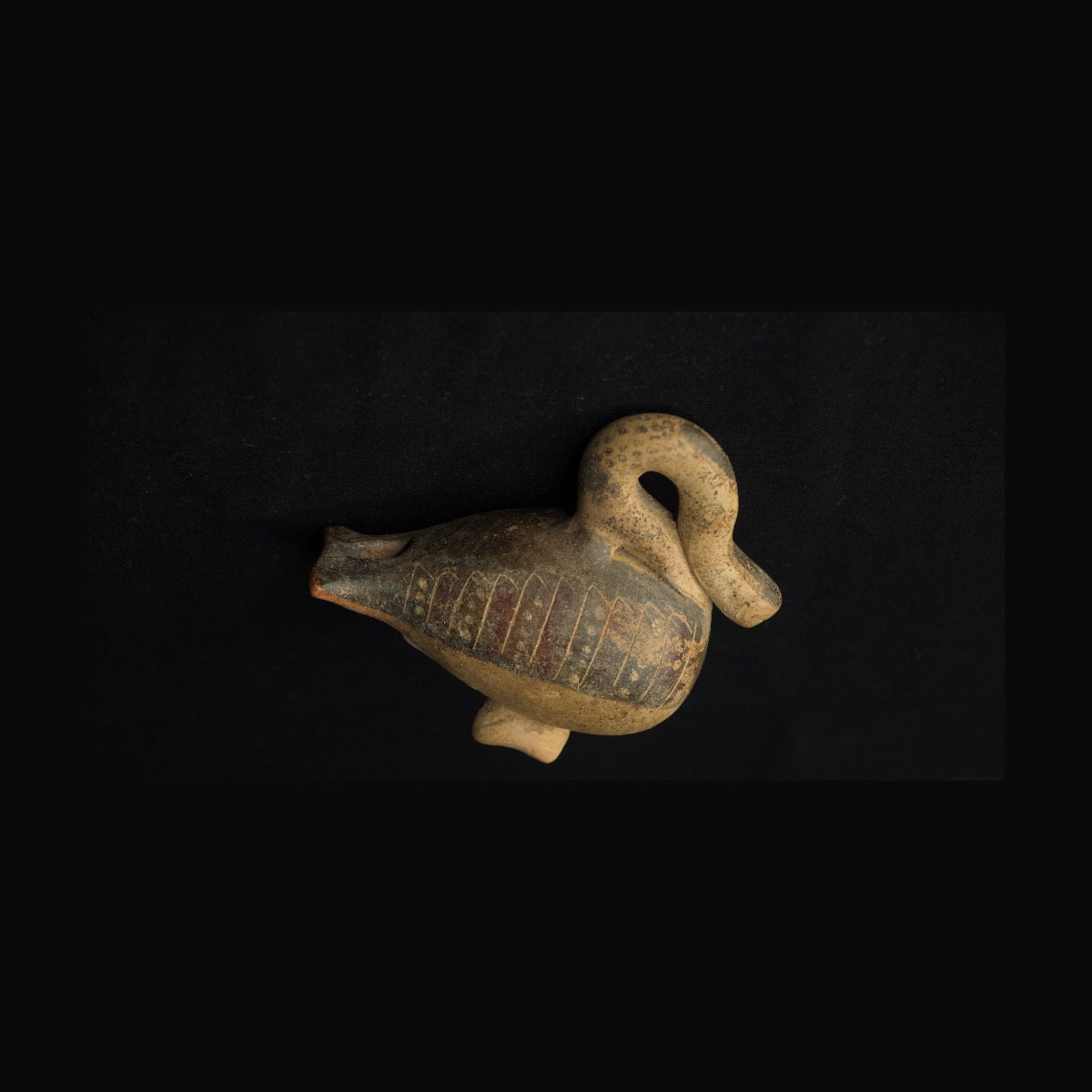Vase plastique corinthien  en forme de cygne.Test de thermoluminescence fourni thumbnail 3
