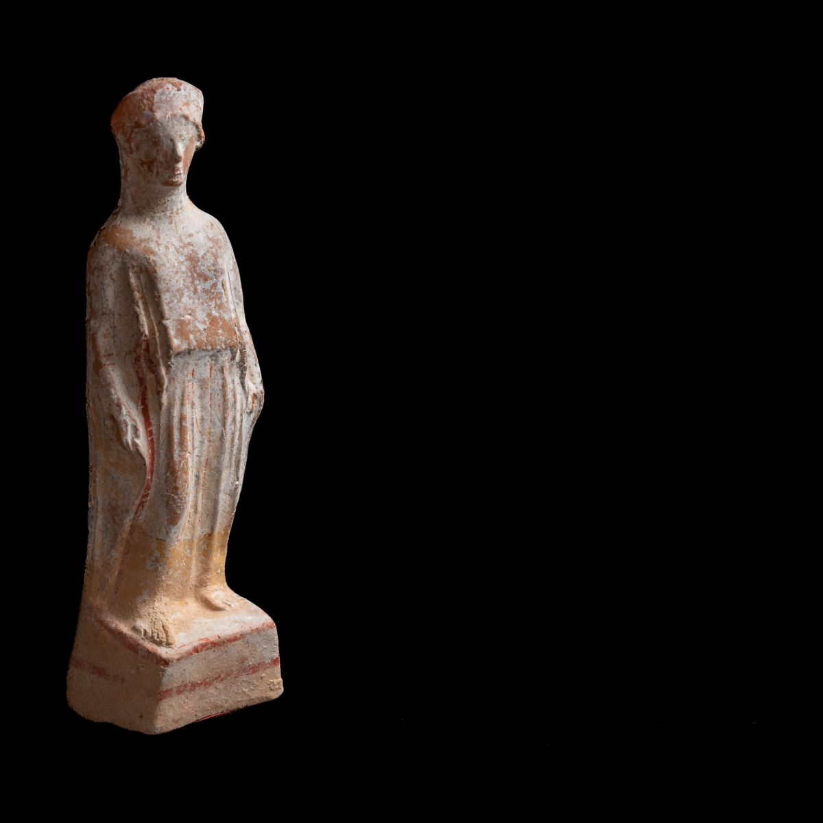 Statuette de Koré  debout ancien numéro 585 à l’arrière thumbnail 3