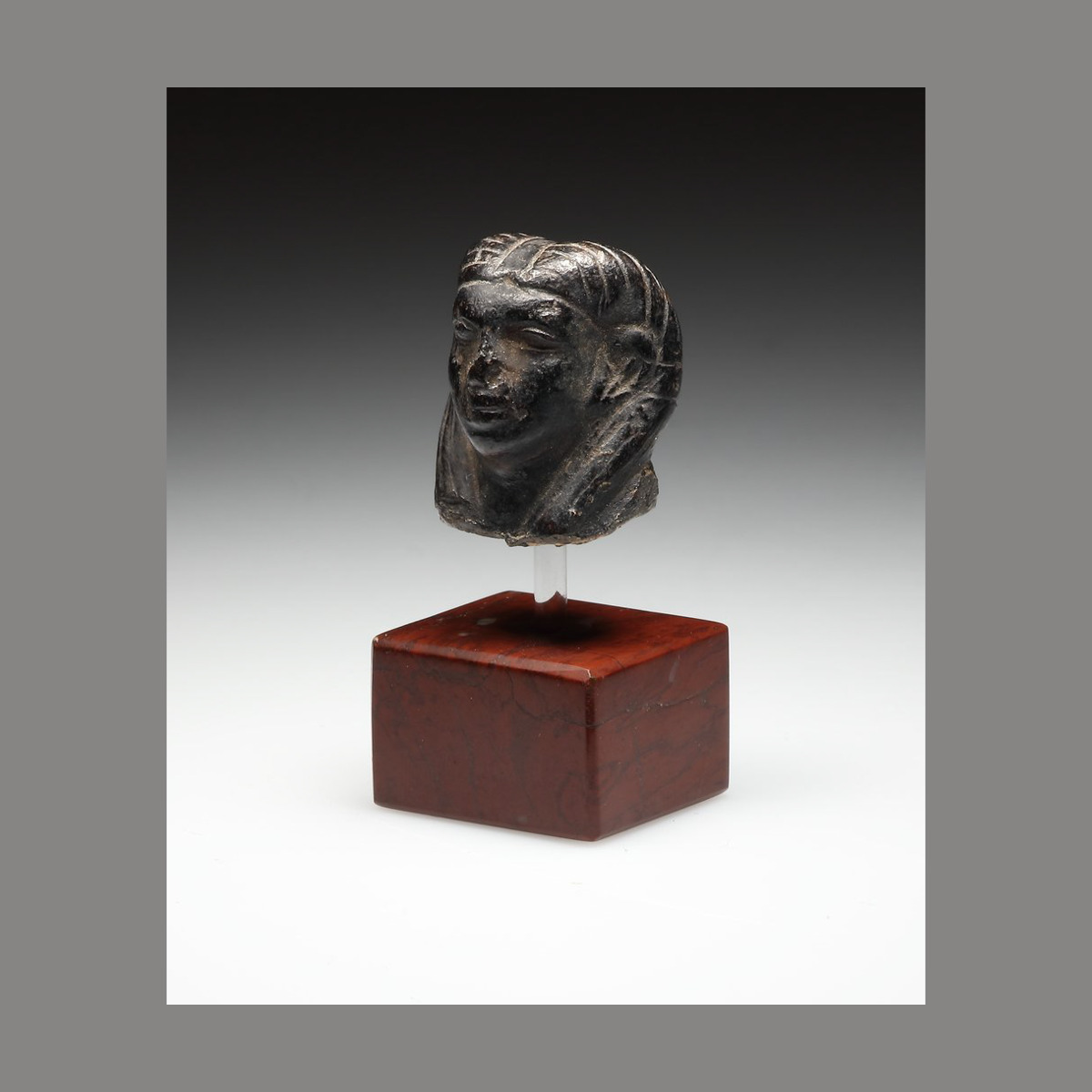 Tête de femme finement sculptée thumbnail 2
