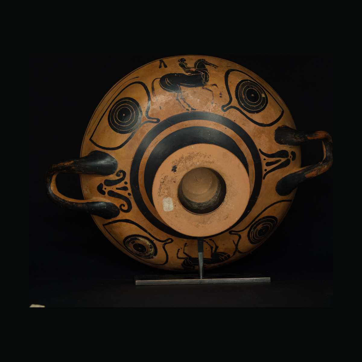Kylix à figures noires décoré sur les deux faces thumbnail 3