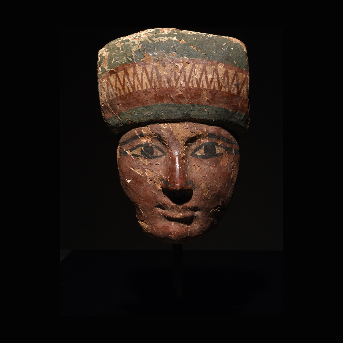Masque de sarcophage stuqué et peint