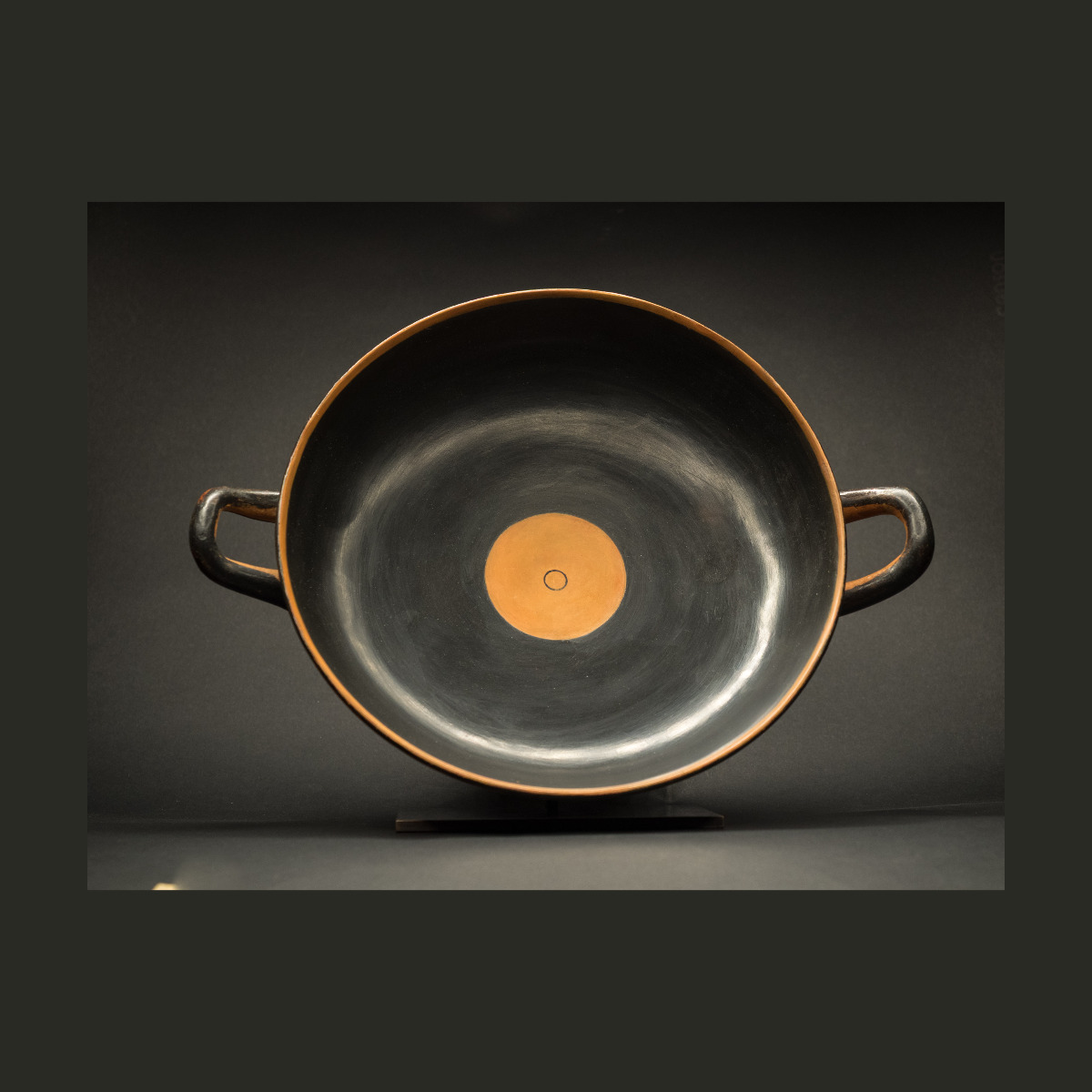 Kylix à figures noires décoré sur les deux faces thumbnail 2