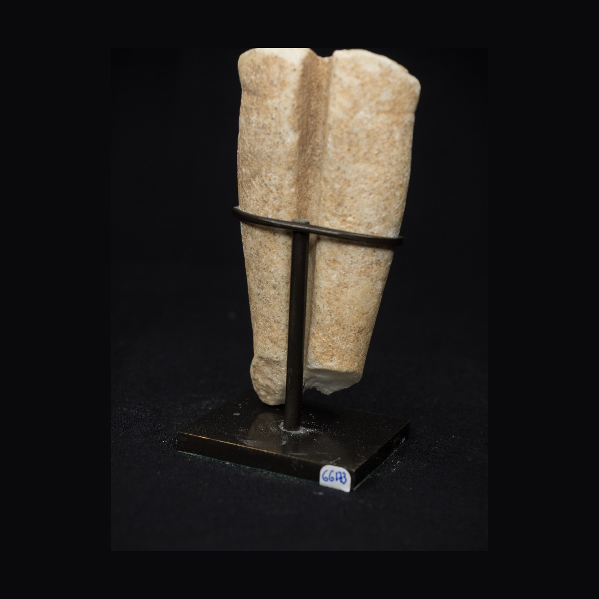 Jambes de statue cycladique thumbnail 3