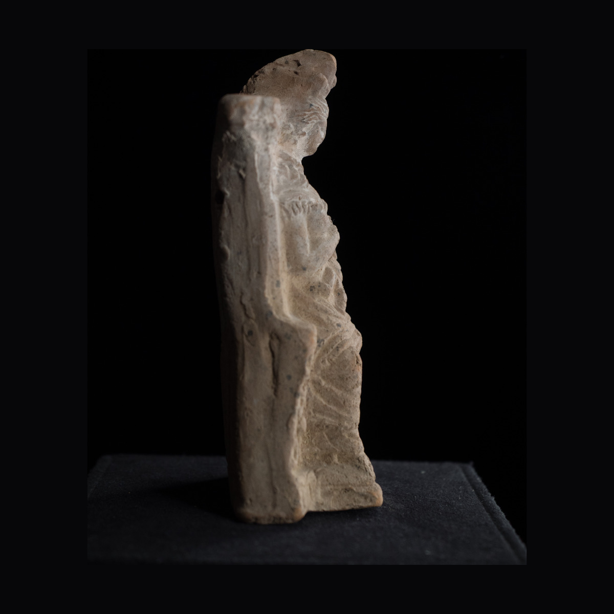 Statuette représentant une isis lactans assise sur un trône.Elle tient Harpocrate et lui tend son sein gauche. thumbnail 2