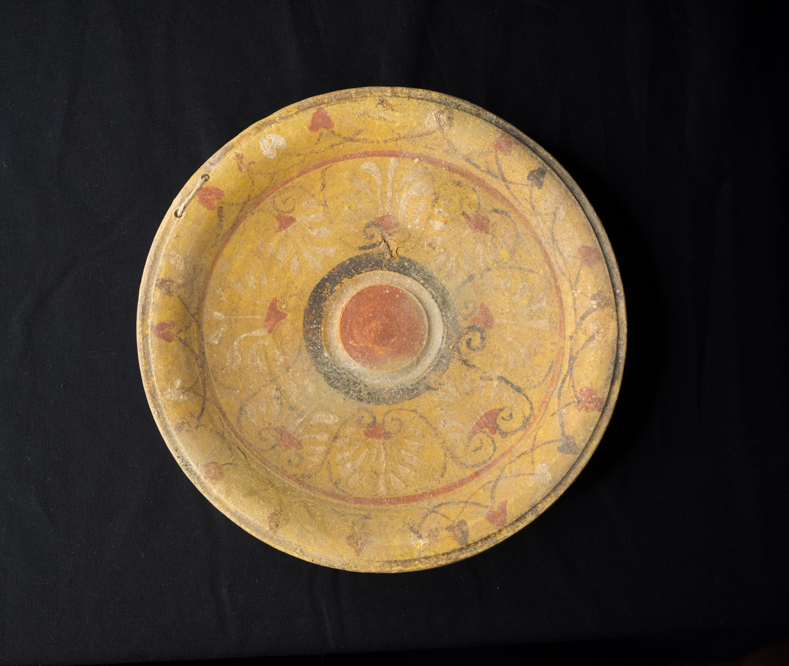 Assiette peinte de motifs floraux