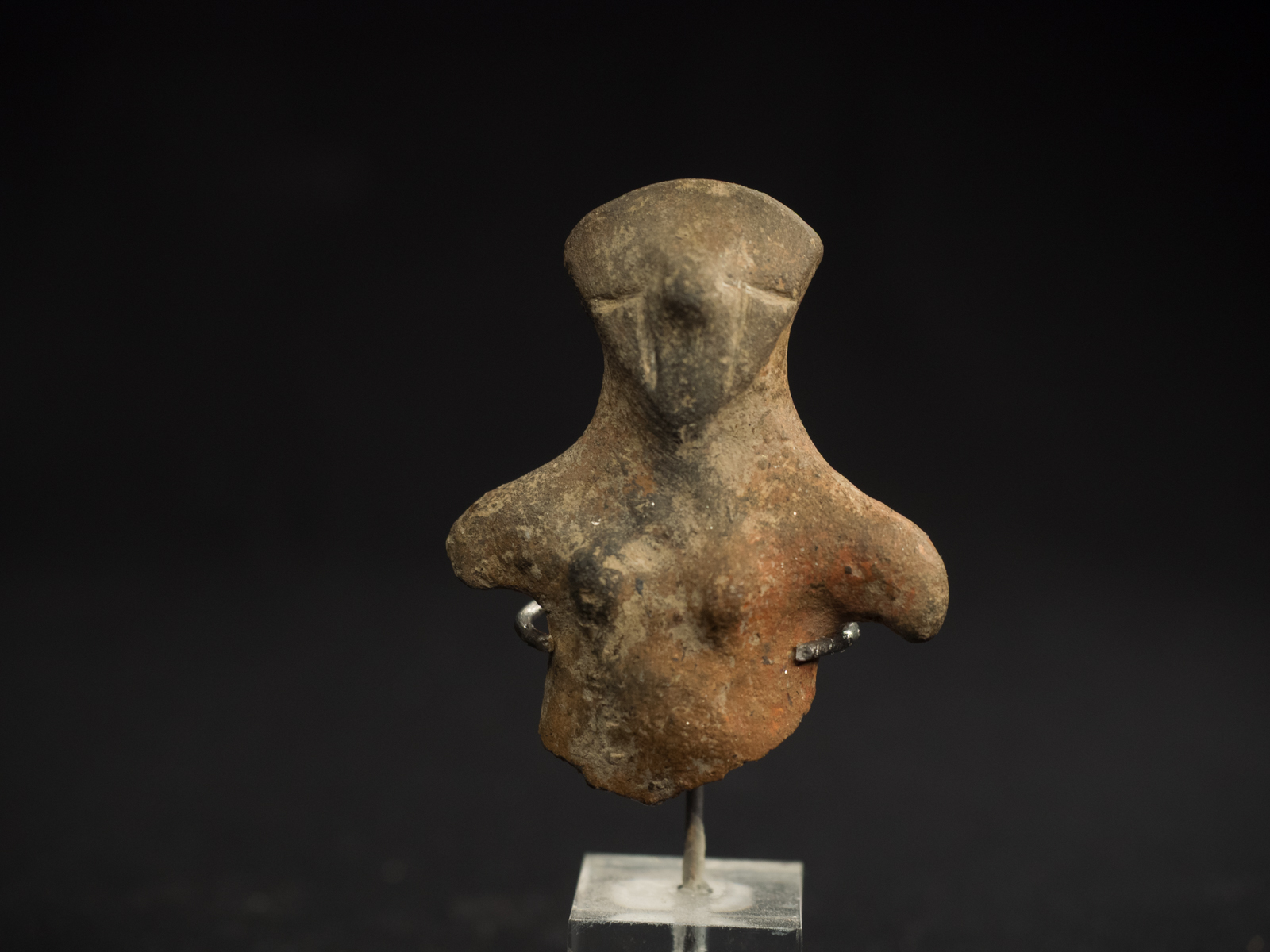 Buste et tête de statuette féminine stylisée vinca