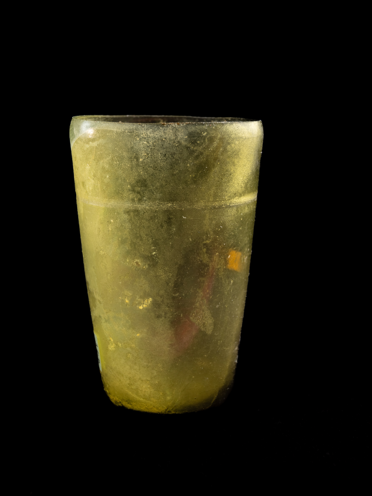 Gobelet tronconique à fond plat et à bande incisée